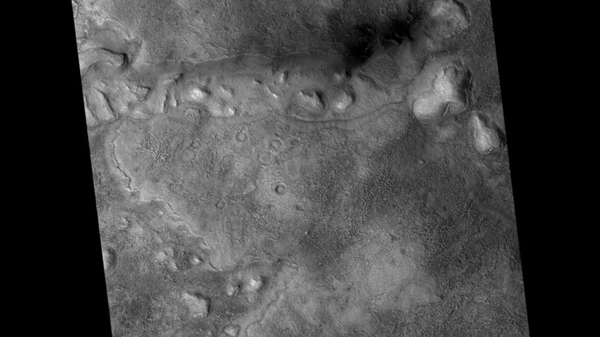 Superficie de Marte fotografiada en escala de grises desde una nave orbital