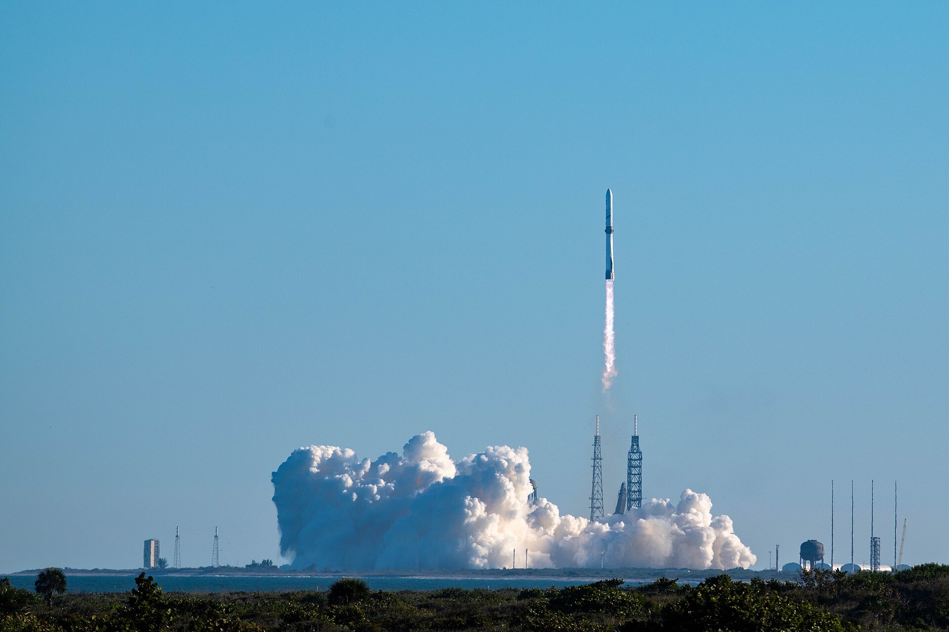 Cohete New Glenn de Blue Origin asciende sobre la plataforma de lanzamiento