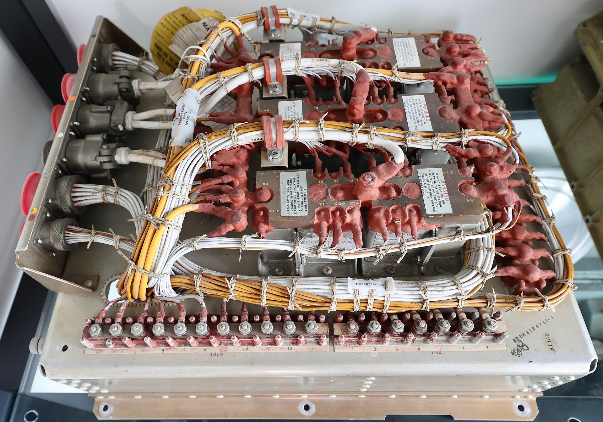 Conjunto de distribución eléctrica de una nave Apollo con cables y conectores