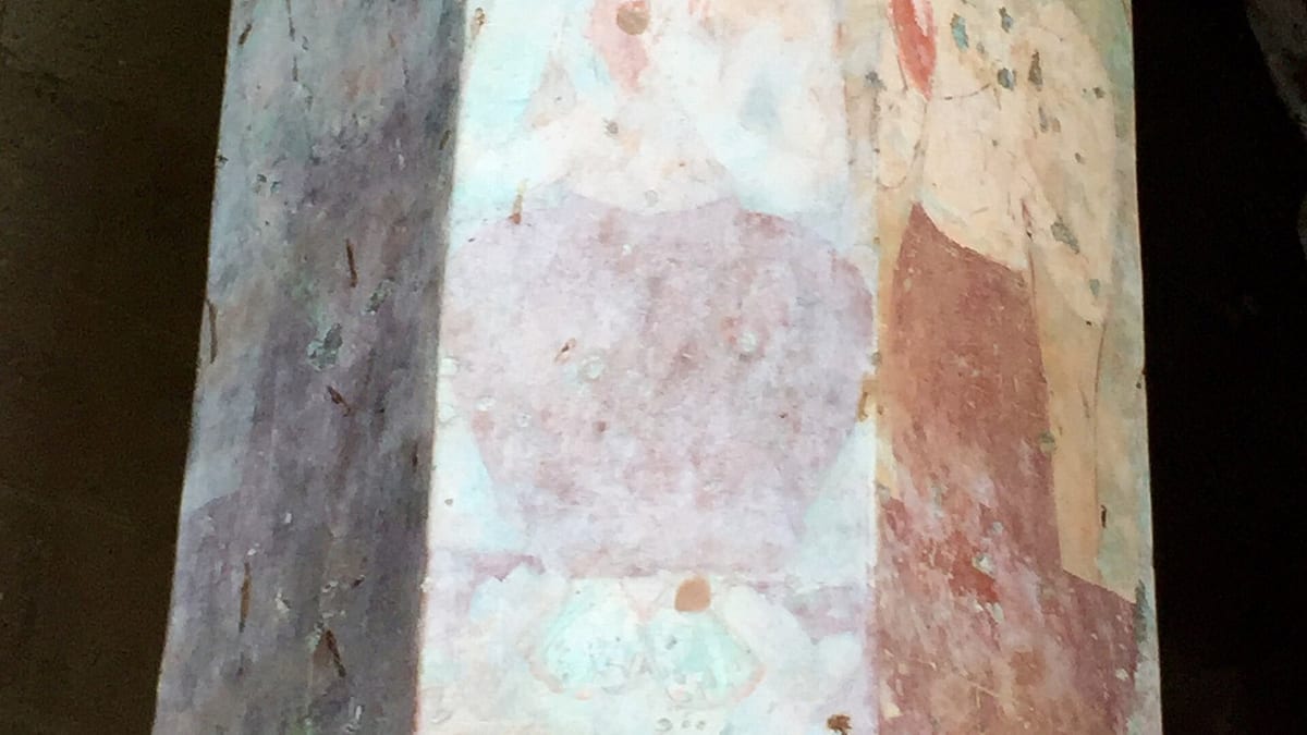 Pintura antigua desvanecida sobre una pared