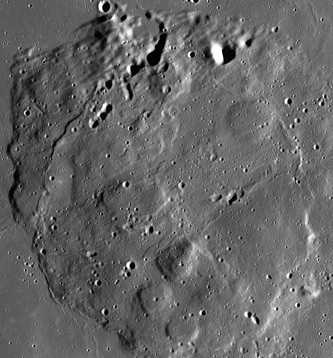 Mosaico lunar de Mons Rümker con cráteres y llanuras oscuras