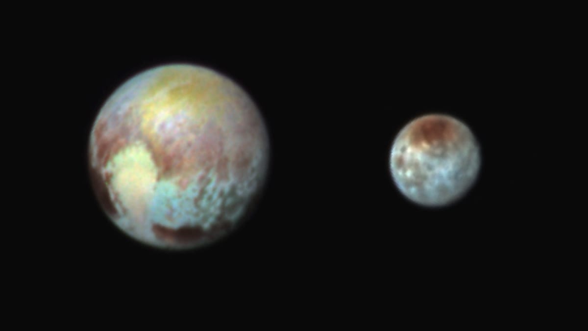 Composición de archivo de Plutón y Caronte en falso color obtenida por New Horizons