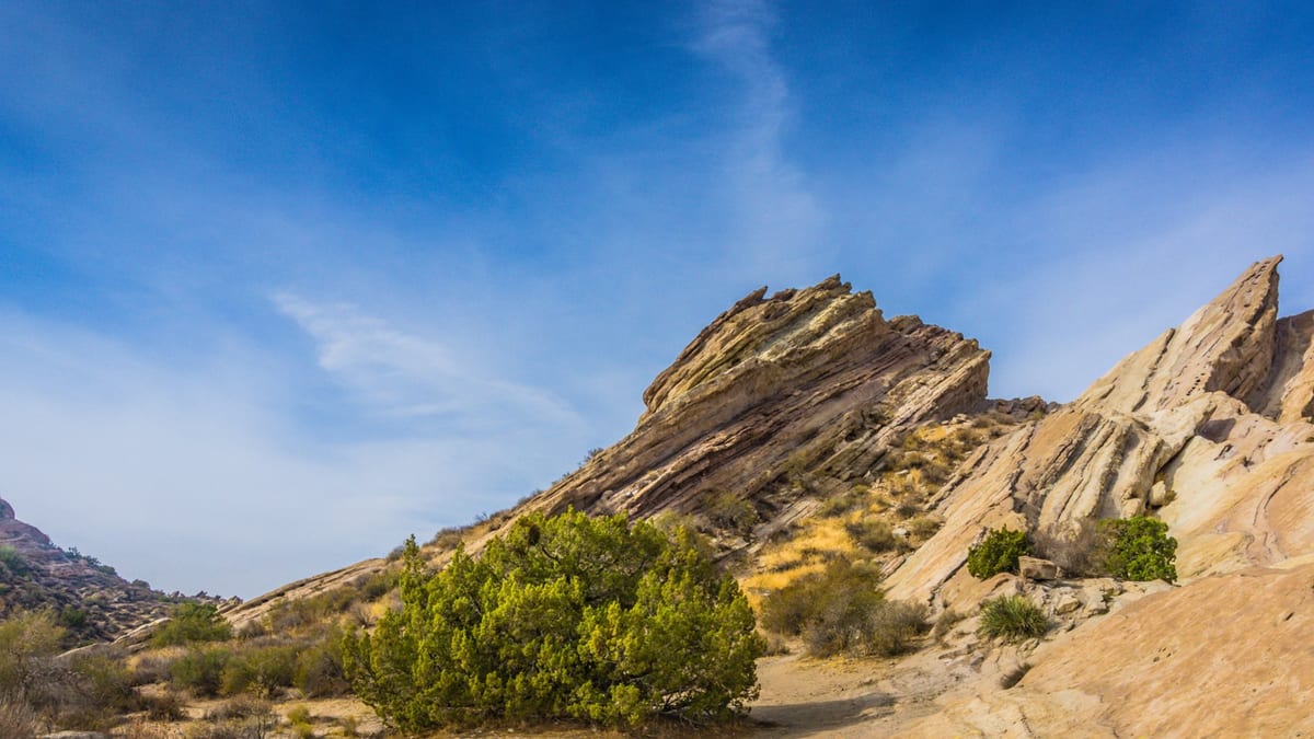 Crestas inclinadas de Vasquez Rocks bajo el cielo de California