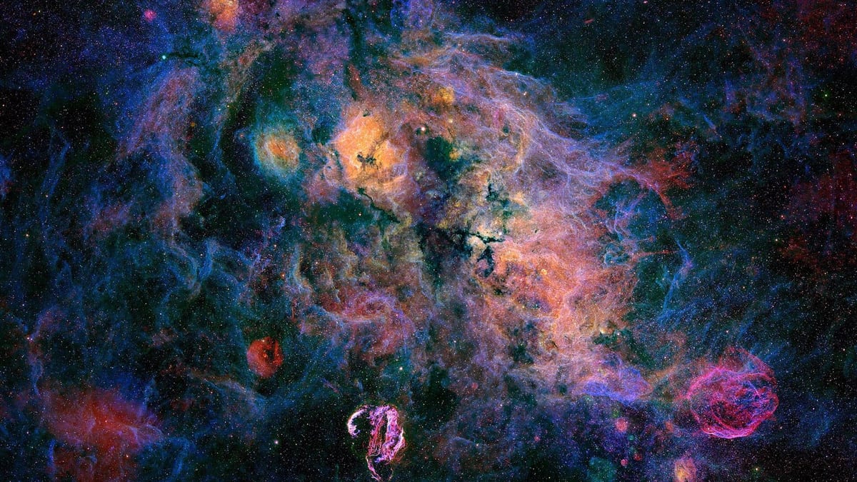 Nebulosa Pelícano con filamentos azules, verdes y naranjas