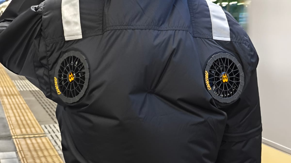 Trabajador japonés con ropa equipada con ventilación