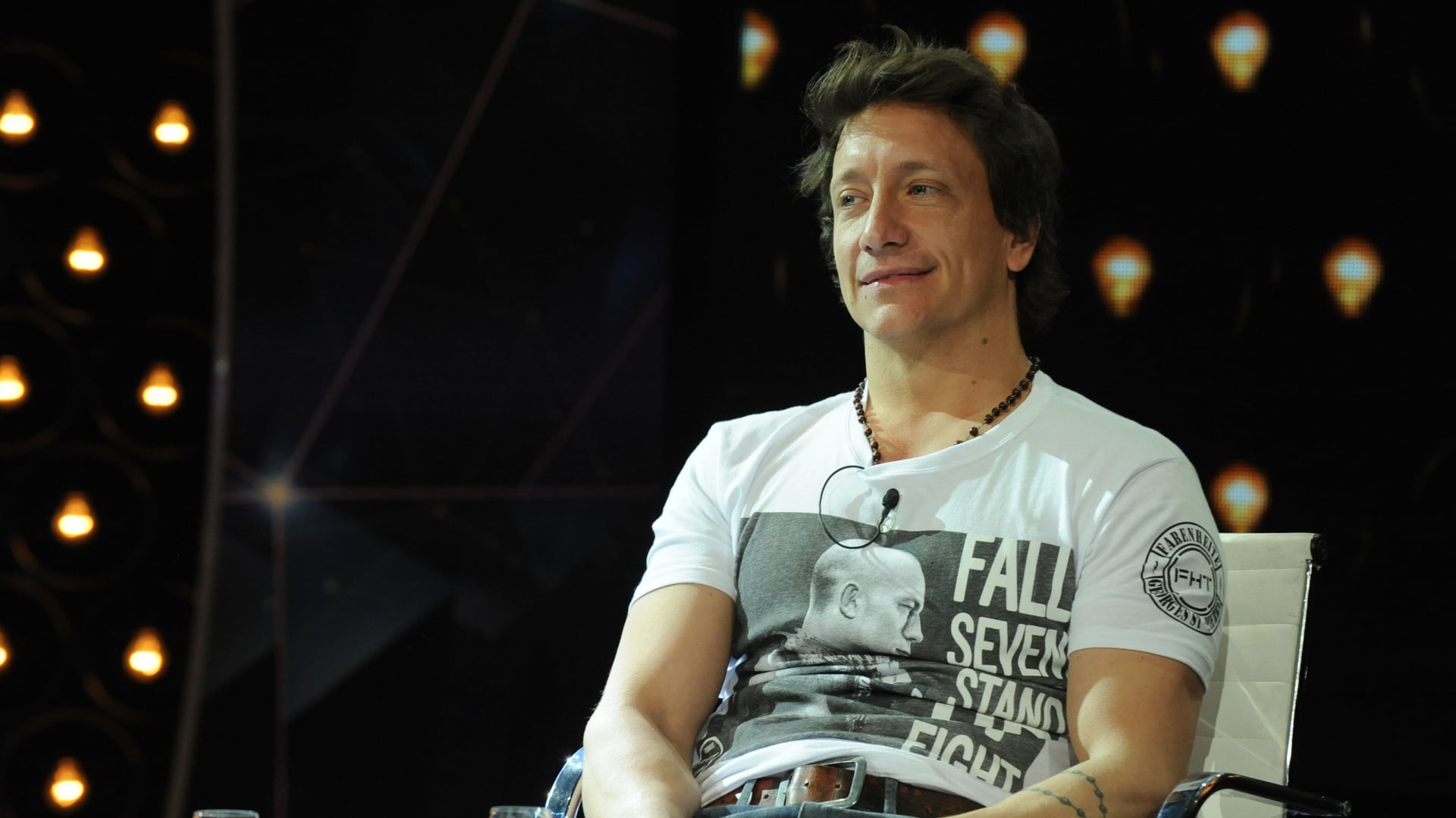 Nico Vázquez sentado en un escenario durante una entrevista televisiva