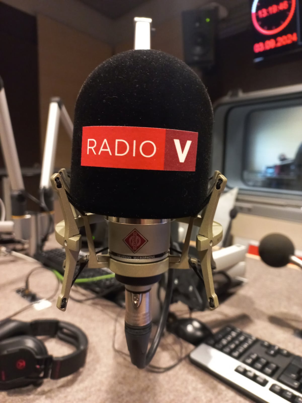 Micrófono profesional dentro de un estudio de televisión