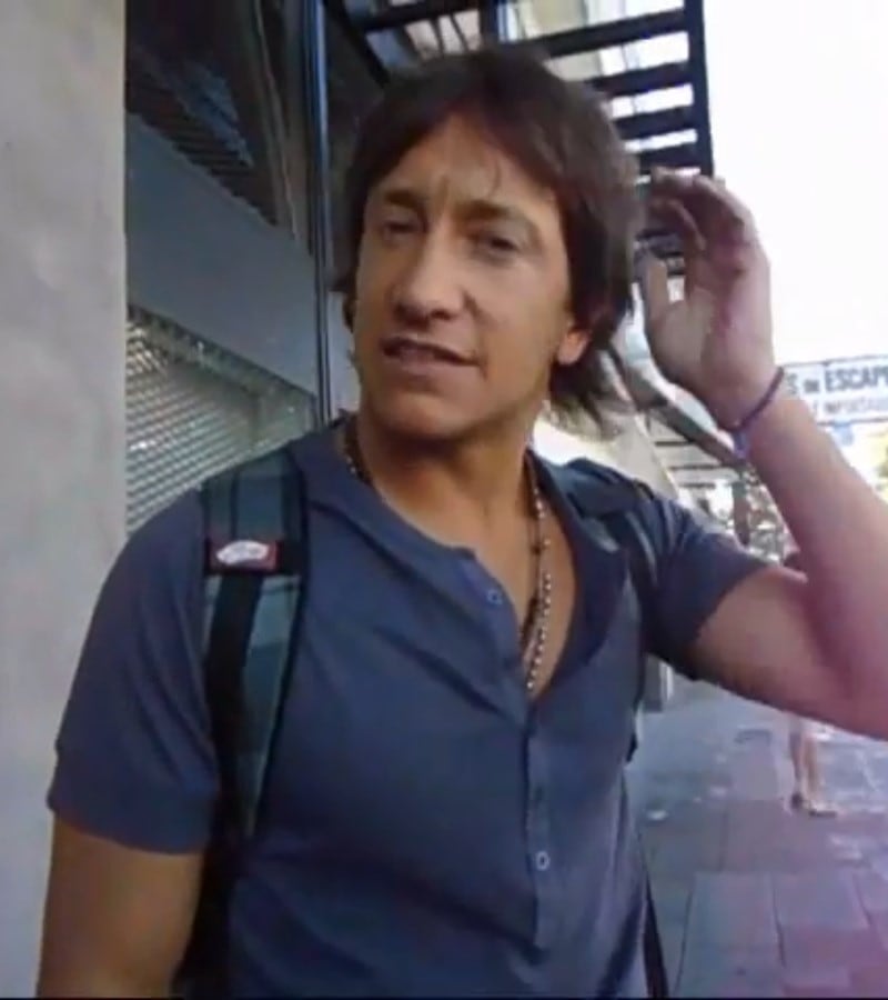 Nico Vázquez durante una aparición televisiva al aire libre