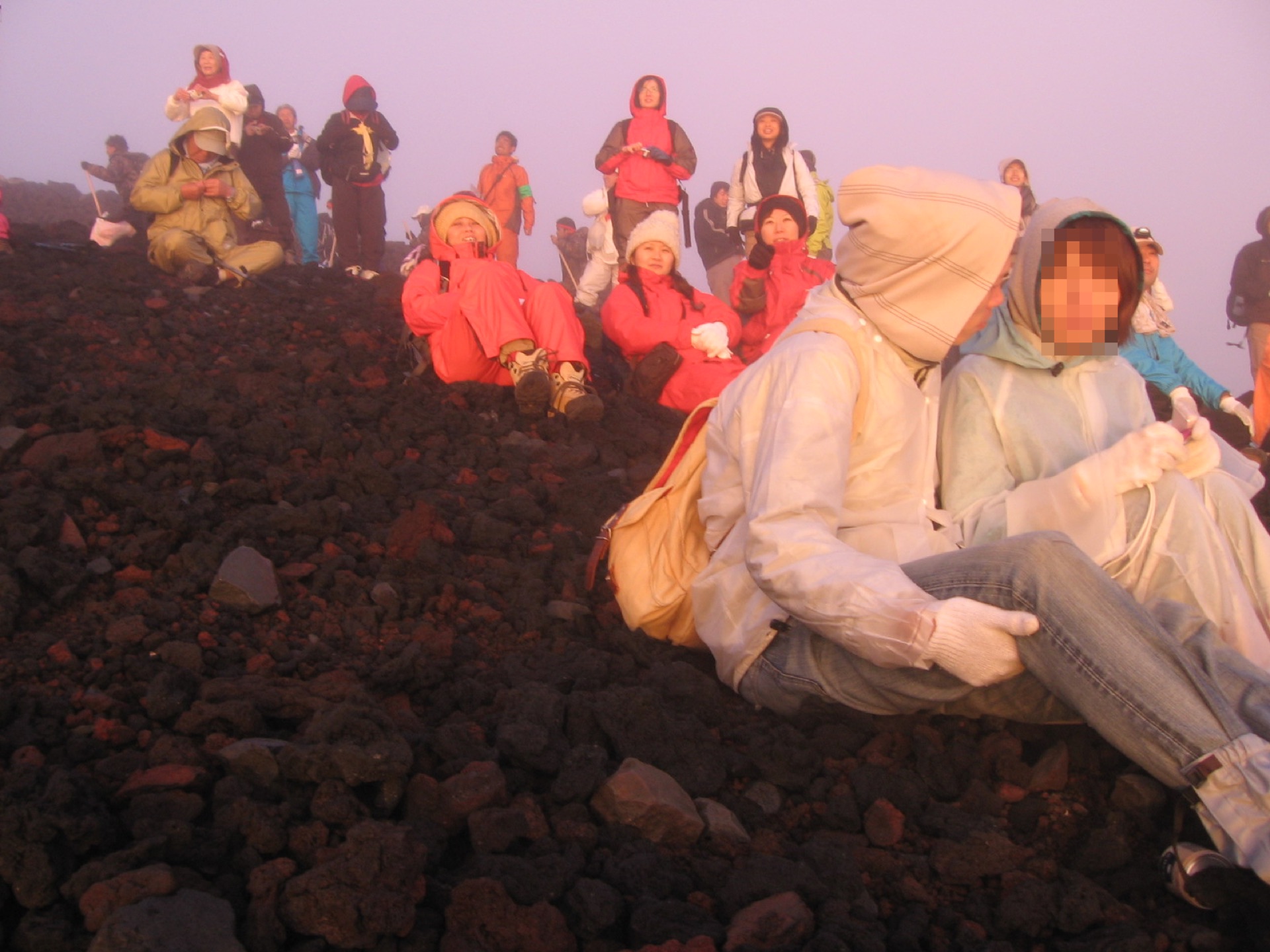Amanecer observado desde la cima del monte Fuji en Japón durante el verano