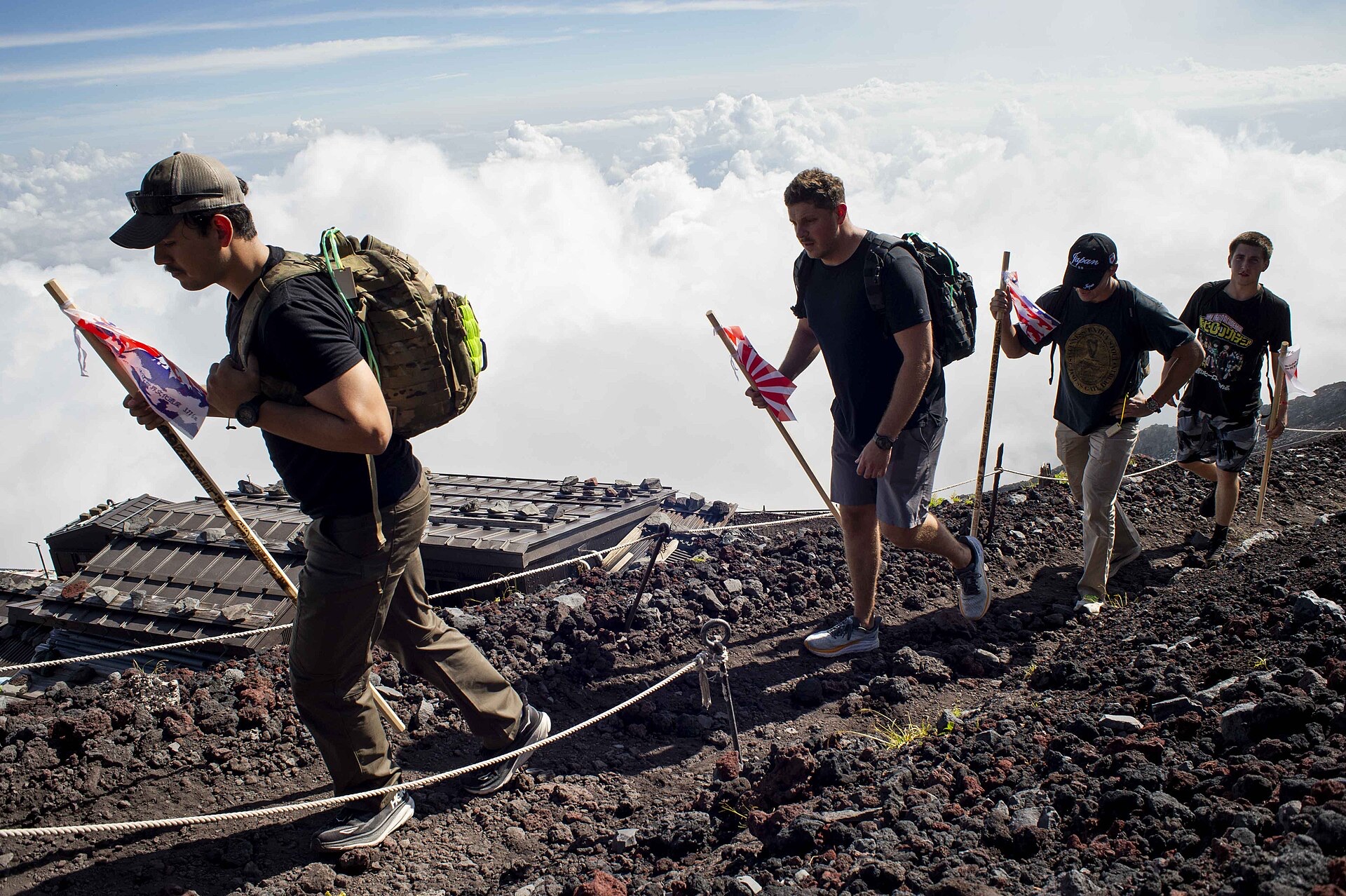 Grupo de senderistas durante un ascenso al monte Fuji por un camino de montaña