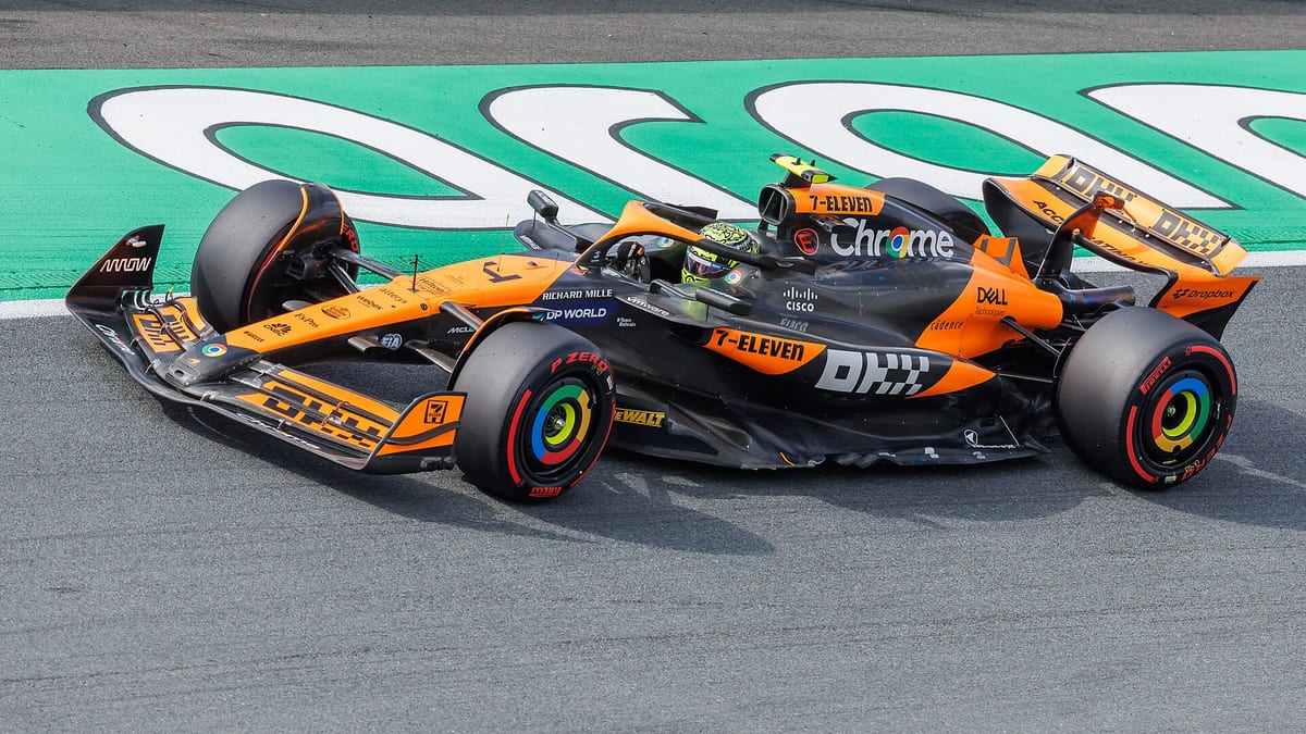 Lando Norris conduce el McLaren naranja durante un Gran Premio de Fórmula 1 en Zandvoort