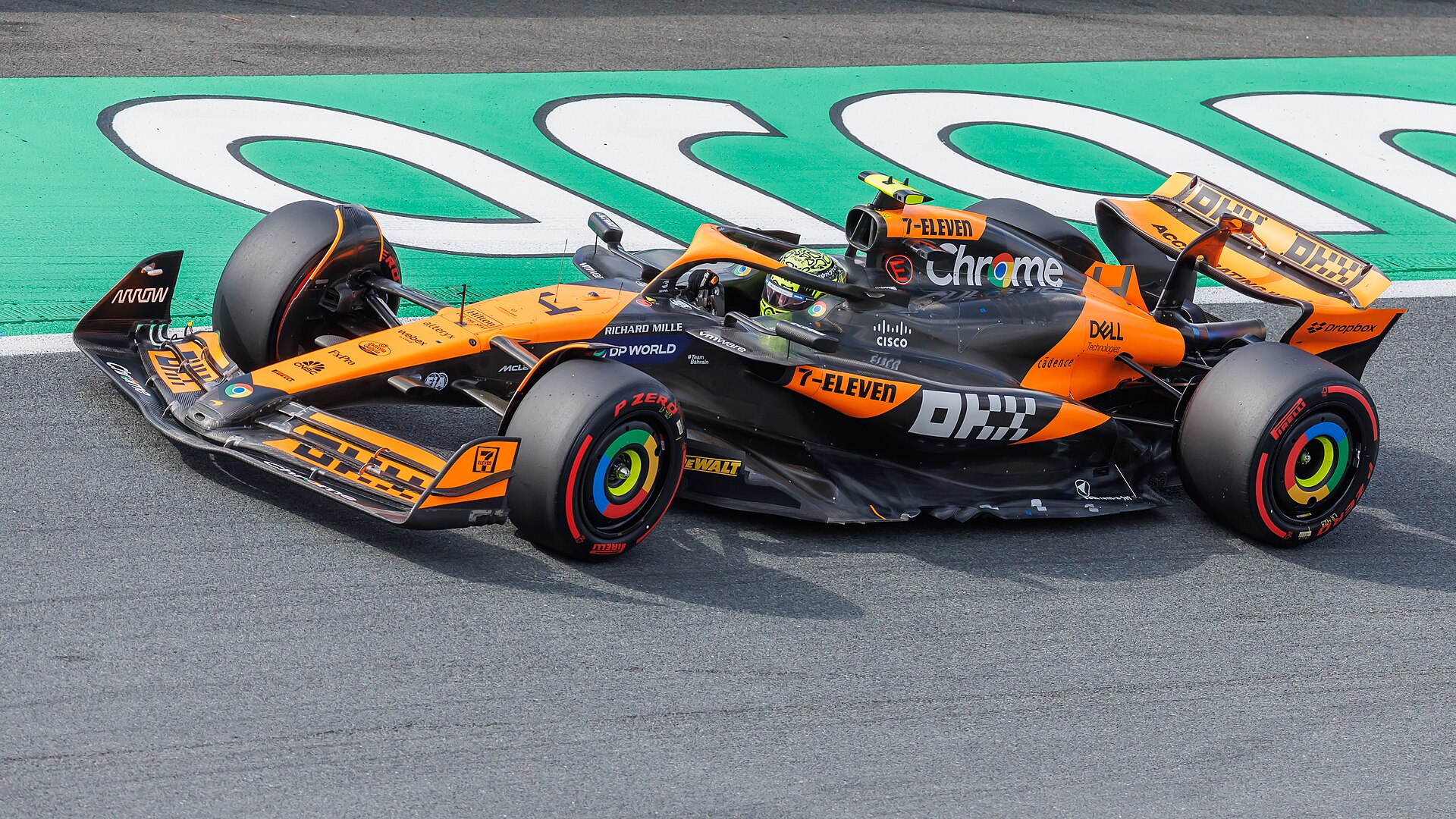 Lando Norris conduce el McLaren naranja durante un Gran Premio de Fórmula 1 en Zandvoort
