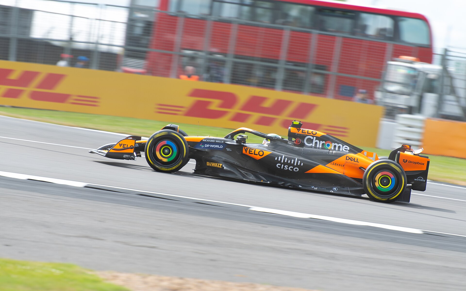 Monoplaza McLaren de Lando Norris circula a alta velocidad durante una carrera de Fórmula 1