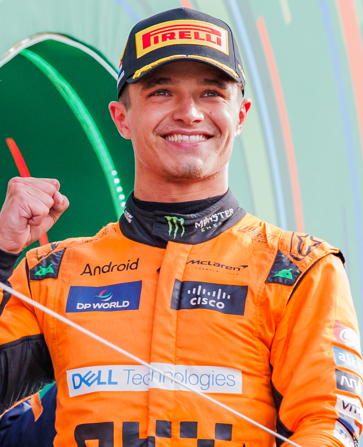 Lando Norris sonríe con el uniforme naranja de McLaren durante una ceremonia de podio en Zandvoort