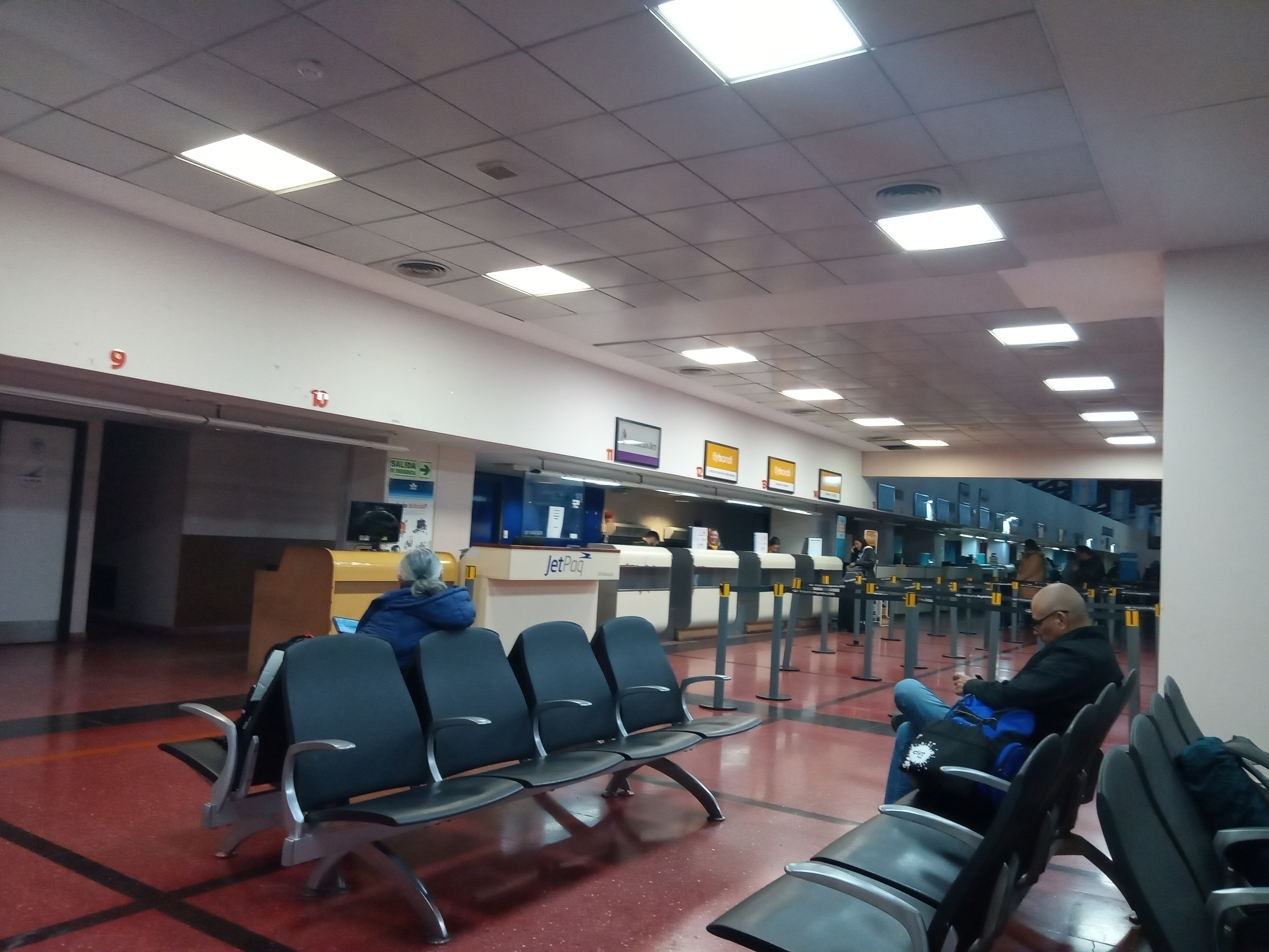 Sala de espera del aeropuerto internacional de Salta
