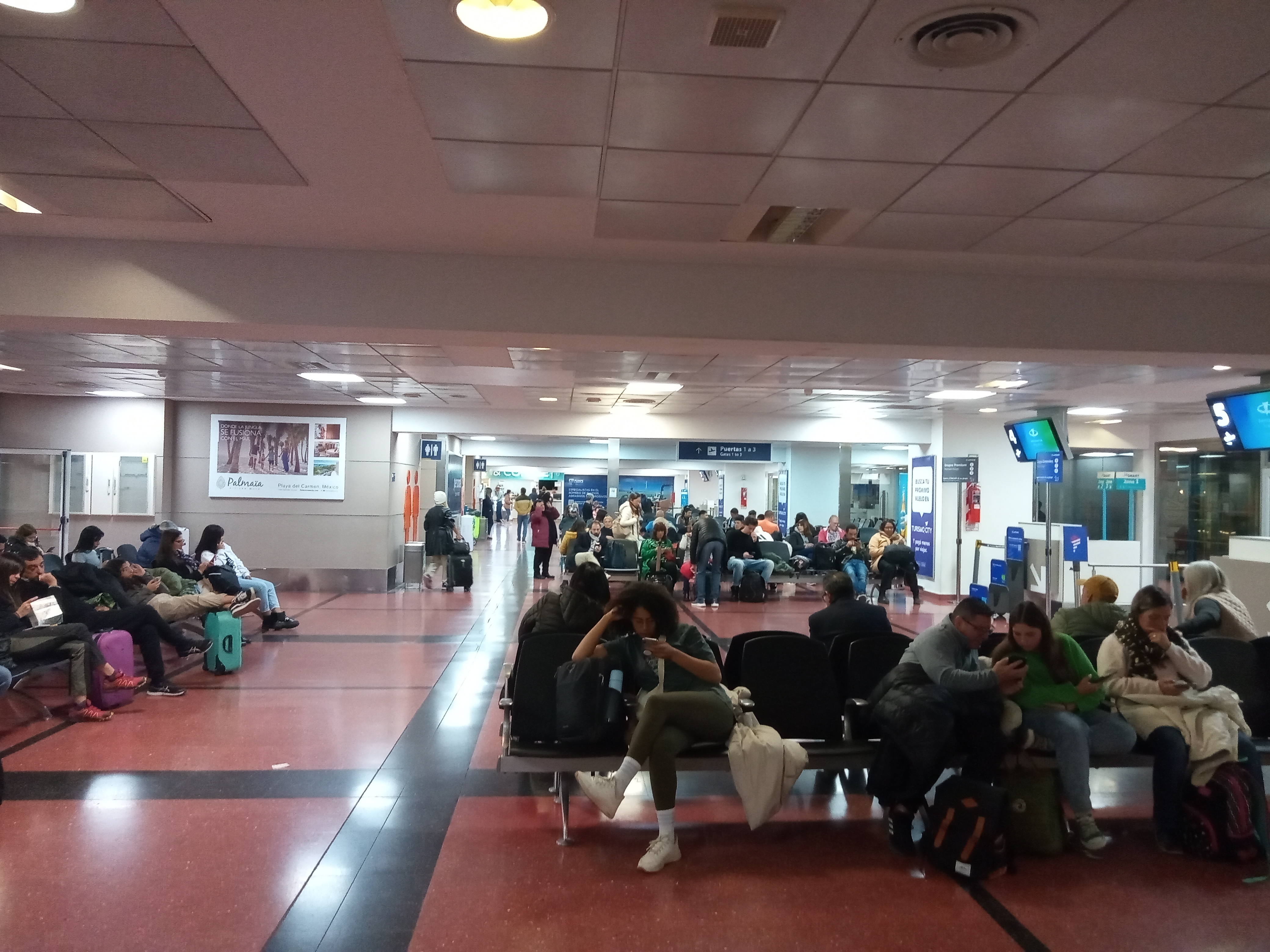 Pasajeros esperan en el aeropuerto internacional de Salta