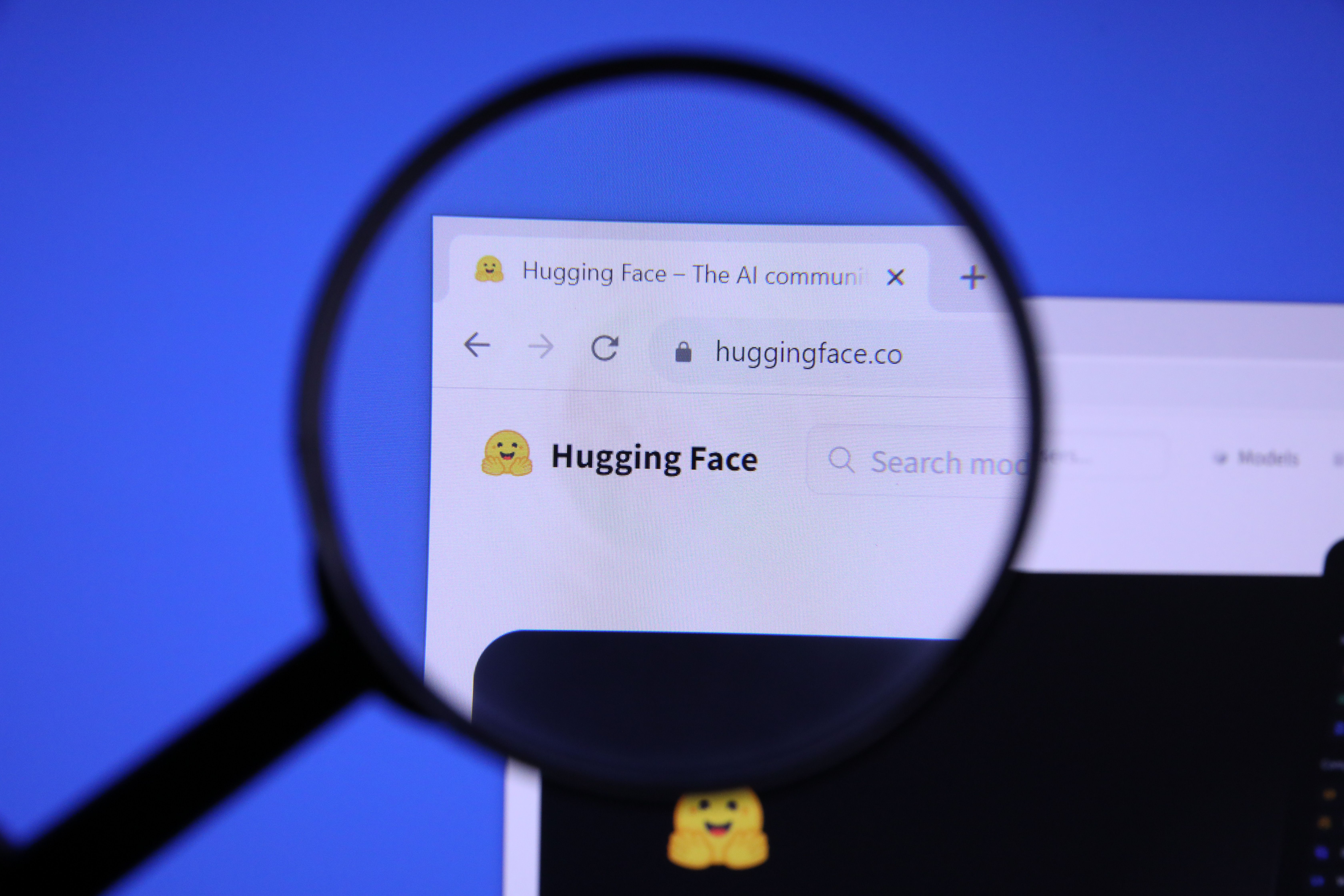 Sitio de Hugging Face ampliado con una lupa