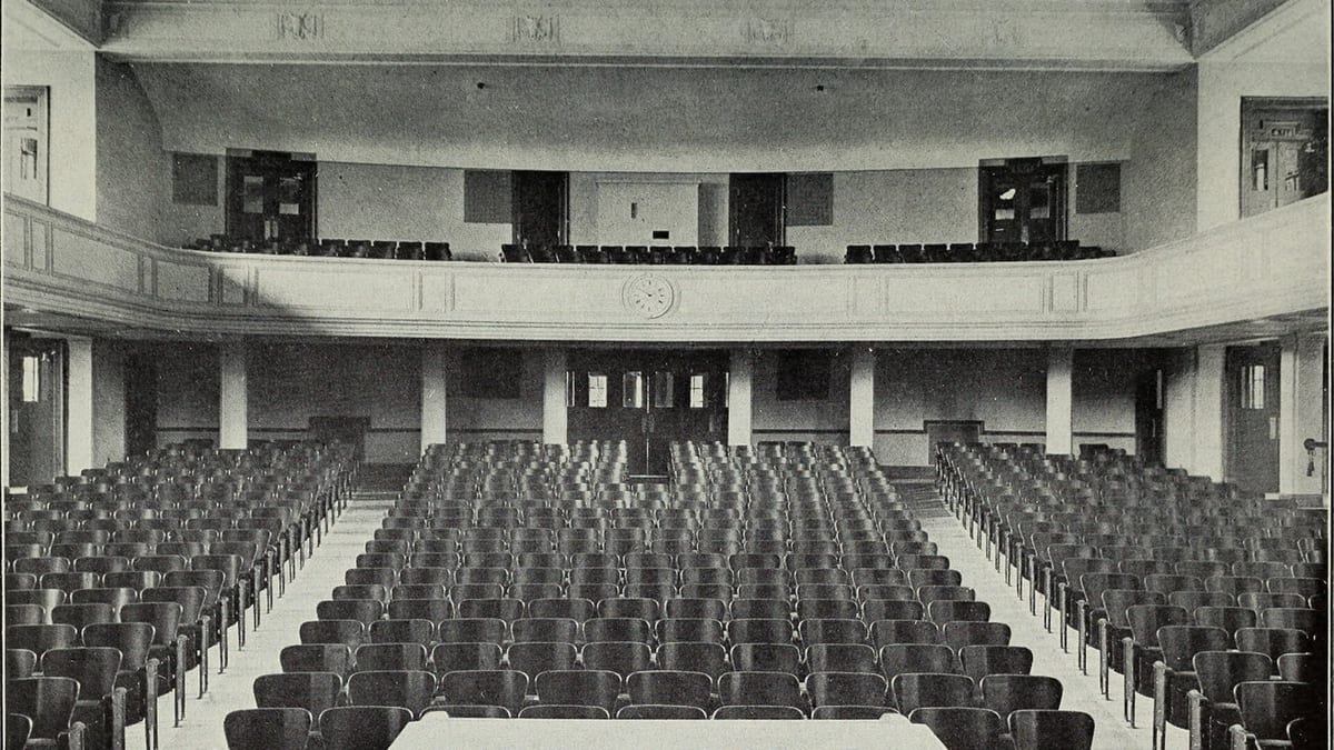 Aula preparada para una clase de periodismo