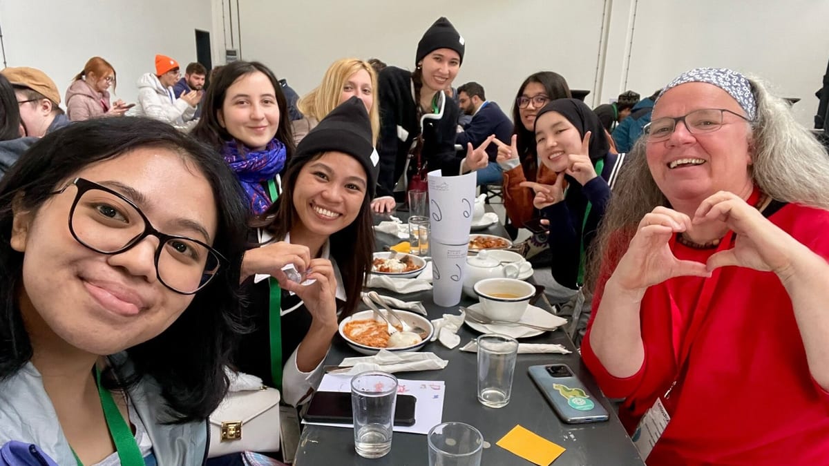 Grupo de jóvenes participa de una conversación