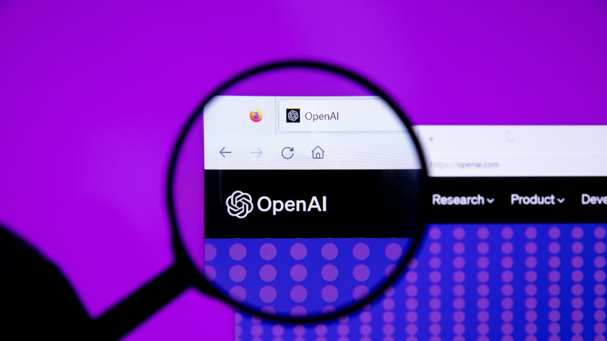 Logotipo de OpenAI observado con una lupa