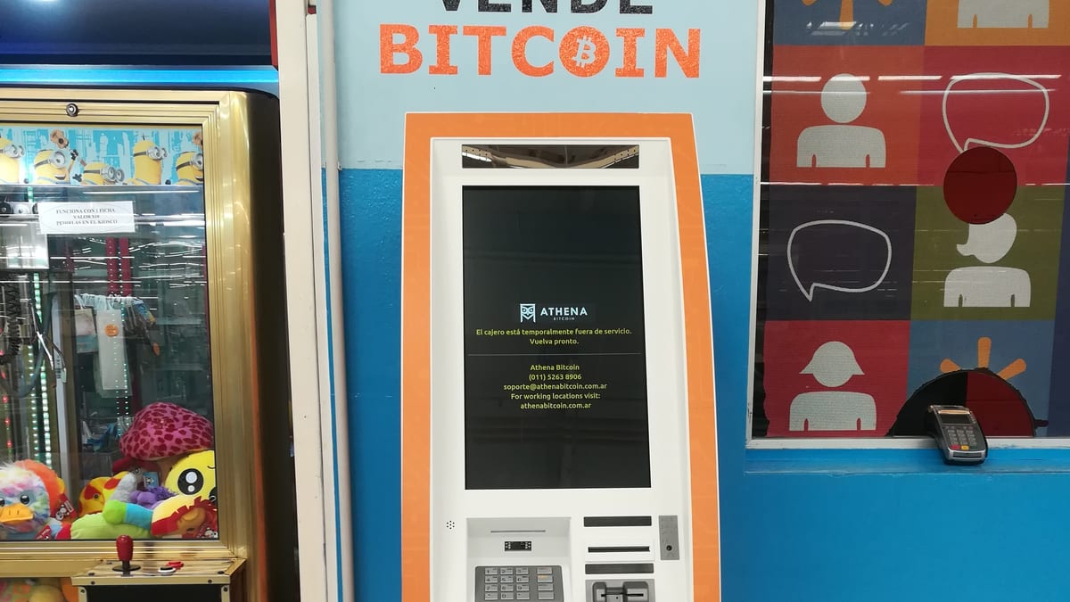 Cajero automático de criptomonedas instalado en un comercio de La Plata