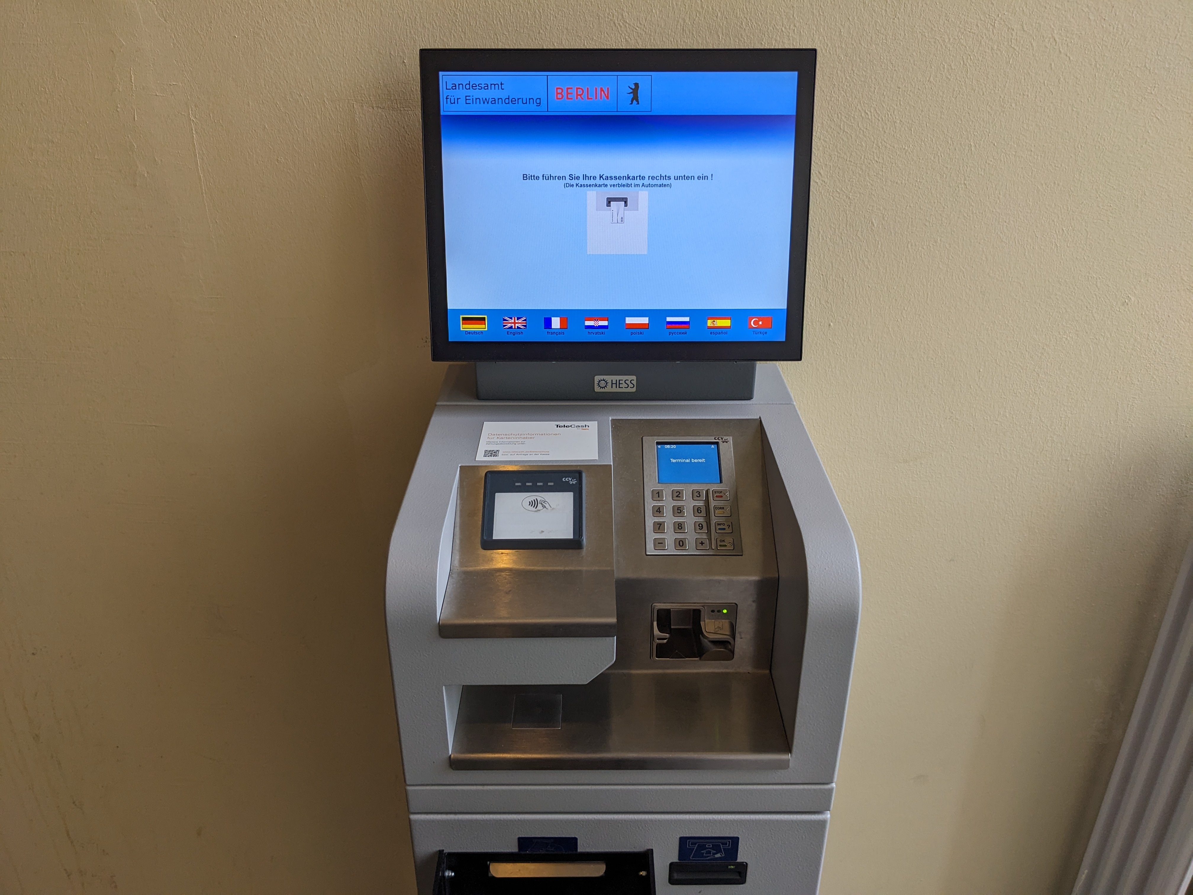 Lector de pagos electrónicos instalado en una oficina pública