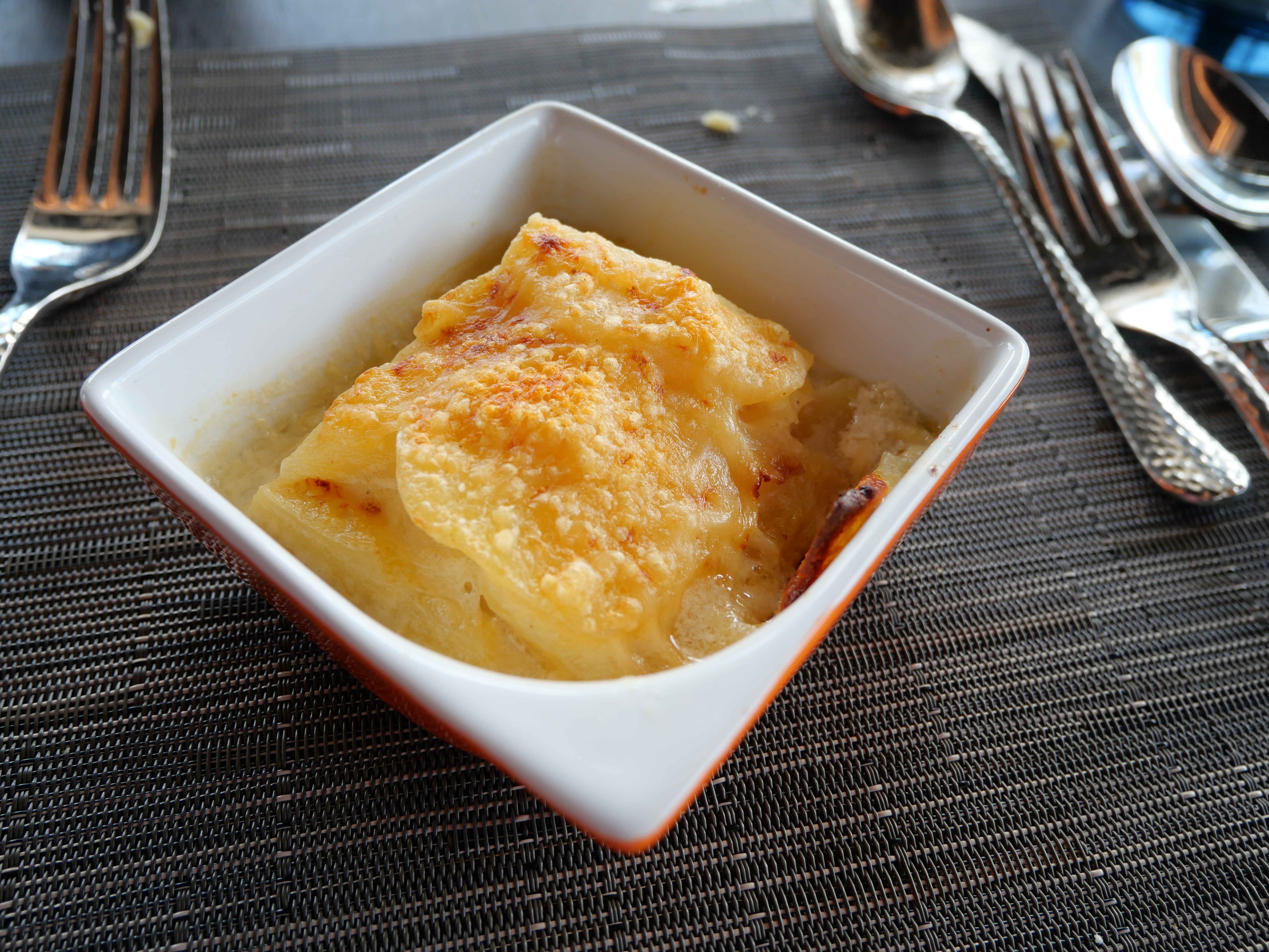 Papa horneada con relleno de crema y queso