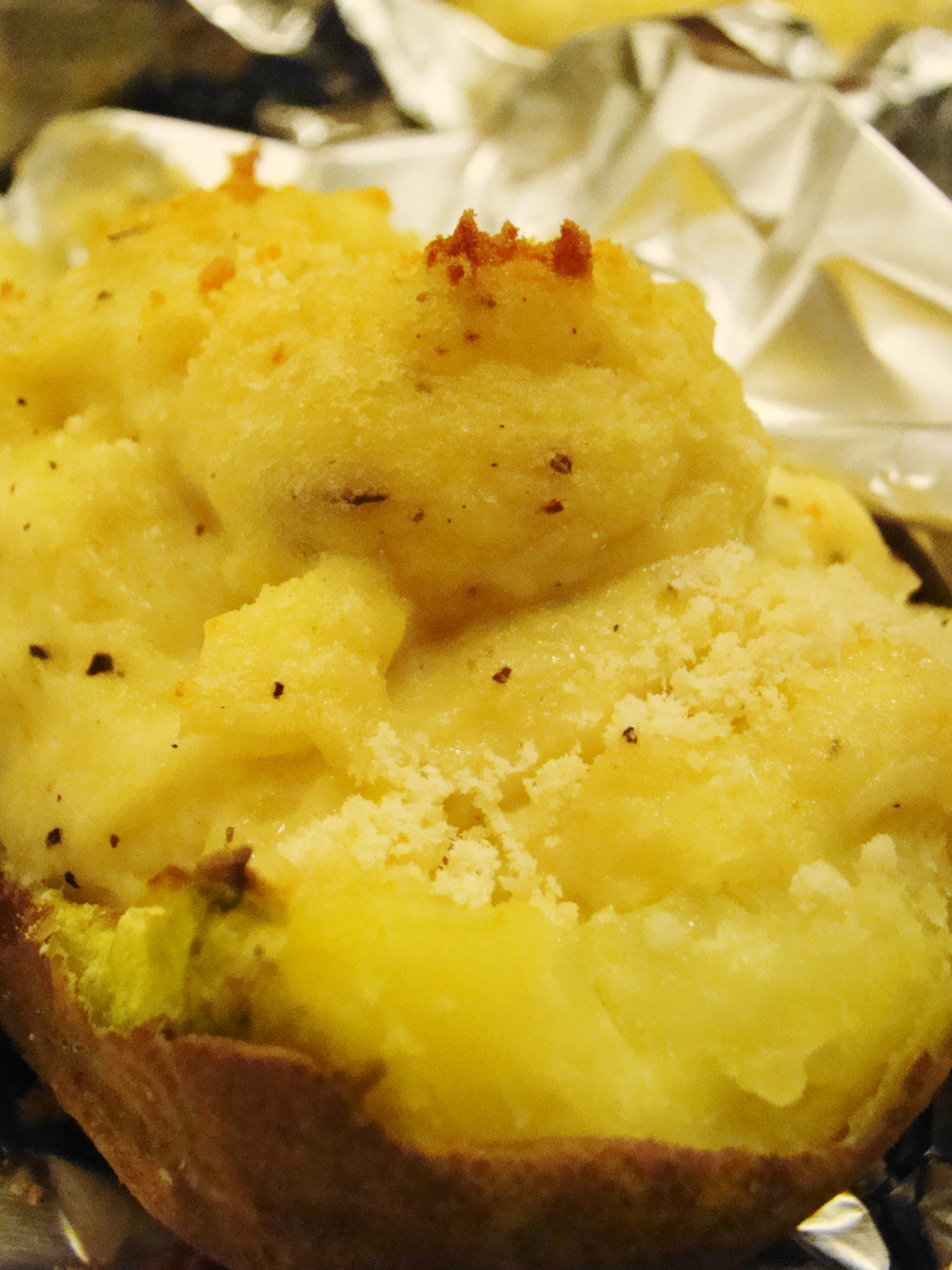 Papas rellenas horneadas servidas en un plato