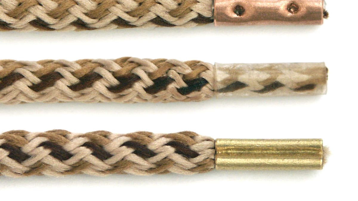 Tres herretes reales de distintos materiales en puntas de cordones