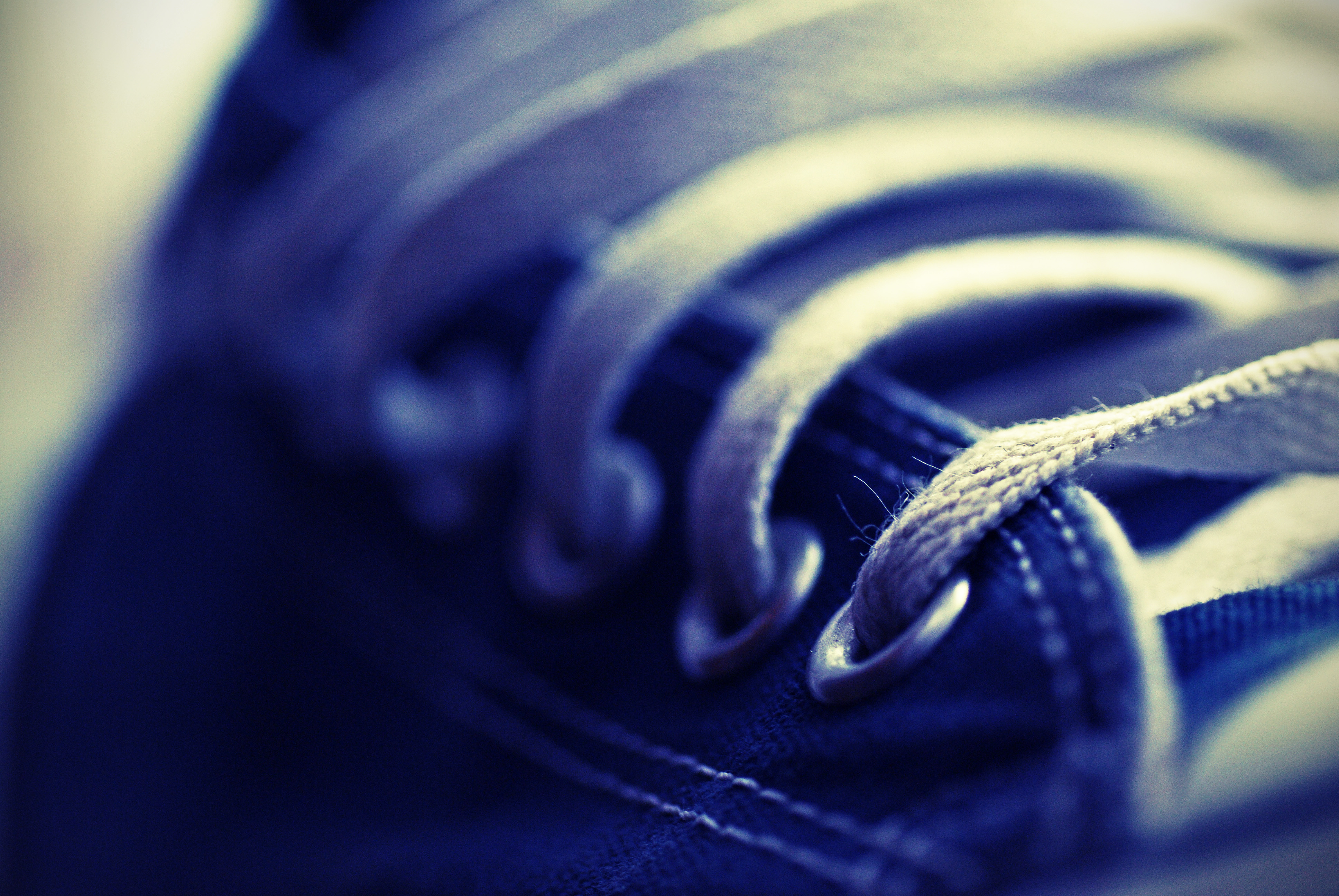 Zapatilla azul real con cordones atravesando los ojales