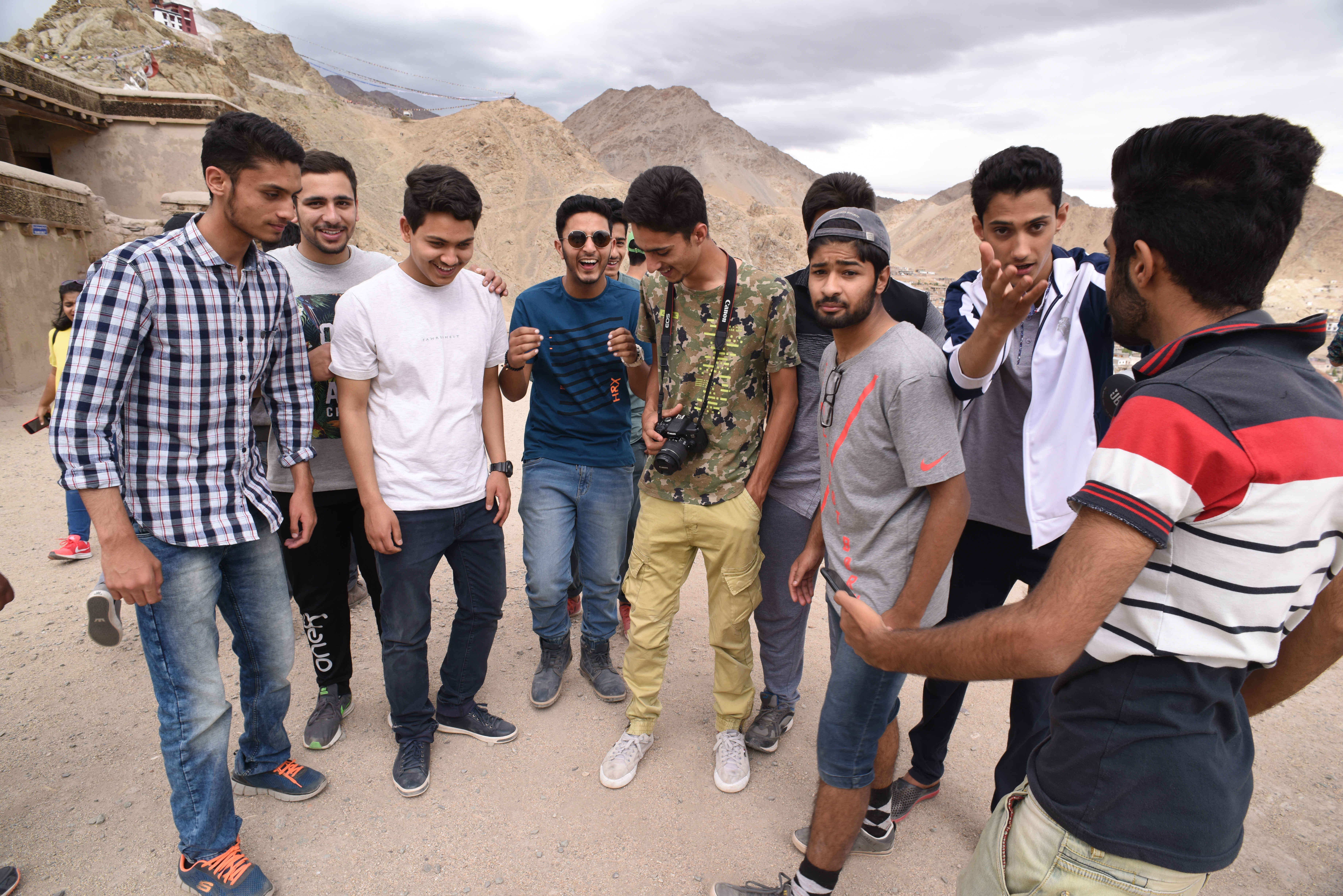 Personas reuniéndose para una foto grupal