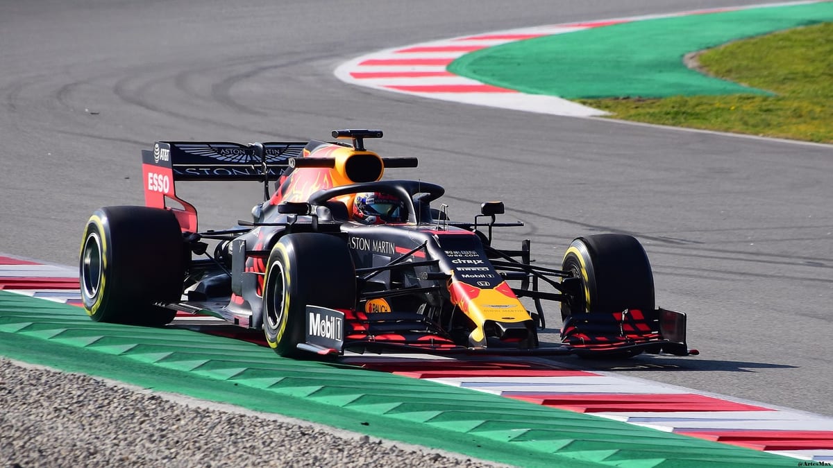 Pierre Gasly conduce un monoplaza de Fórmula 1 durante pruebas en Barcelona