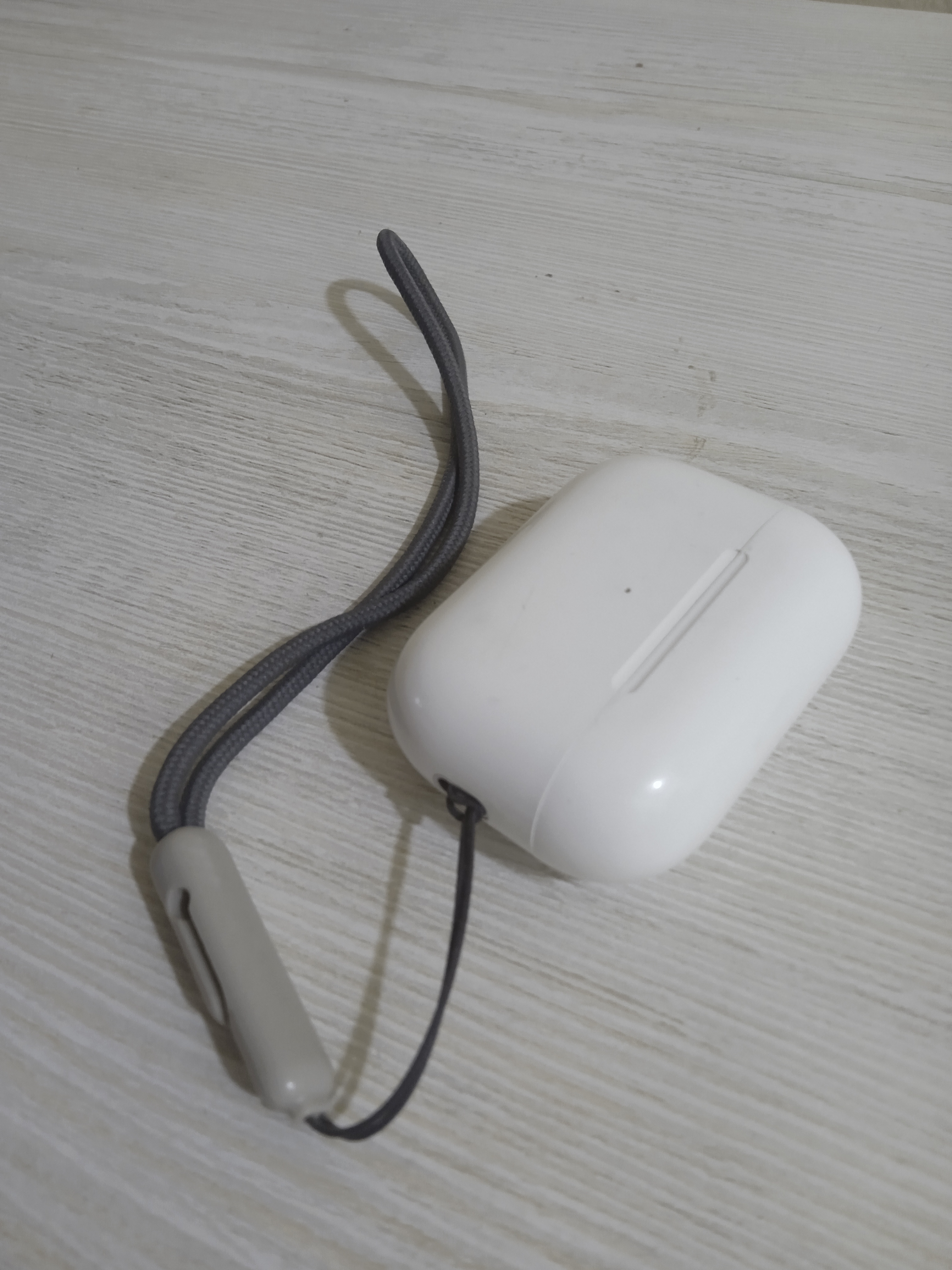 Auriculares inalámbricos sobre una superficie