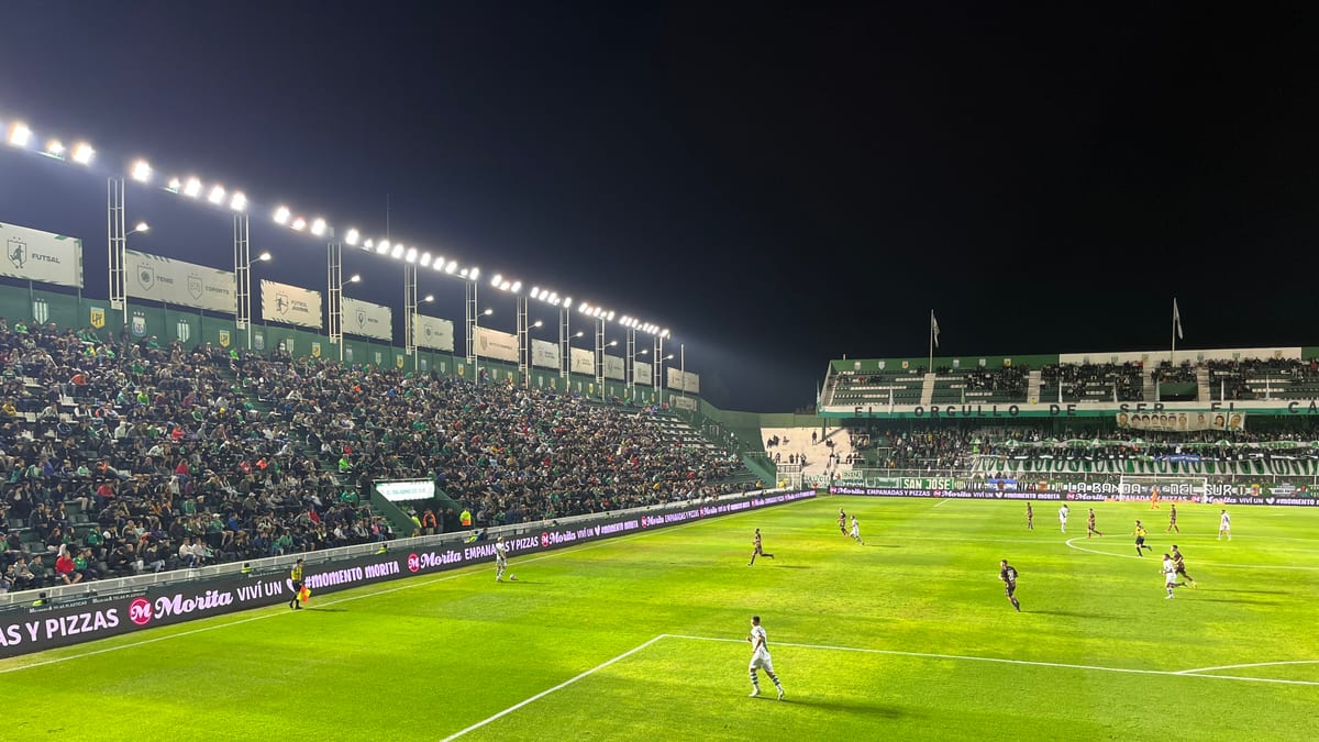 Estadio Florencio Sola durante un partido de Banfield