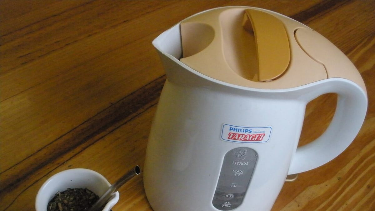 Mate preparado con yerba y bombilla