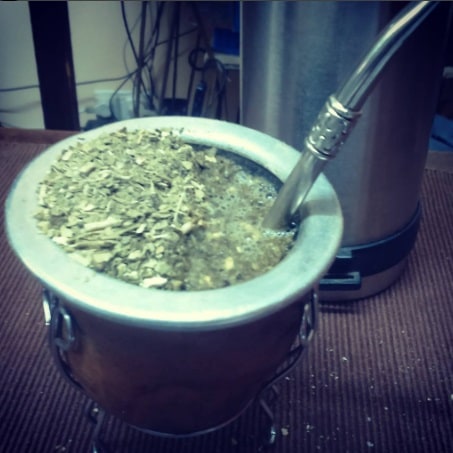 Infusión de yerba mate lista para cebar