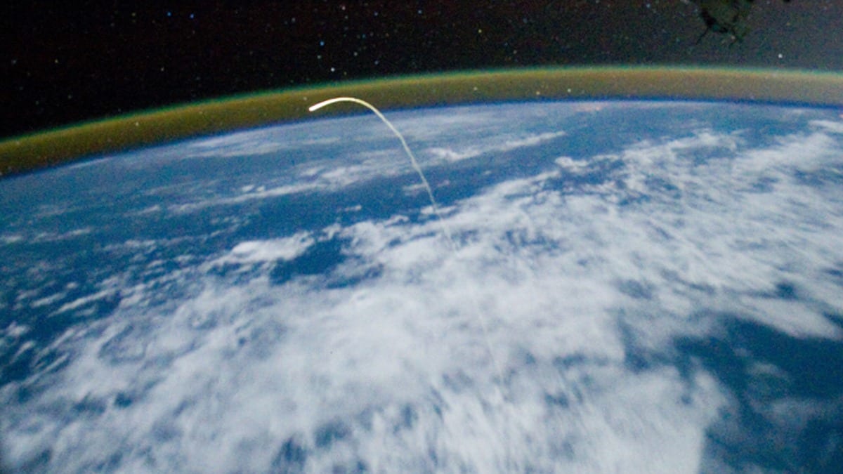 La Tierra iluminada con el fondo negro del espacio y sin estrellas visibles