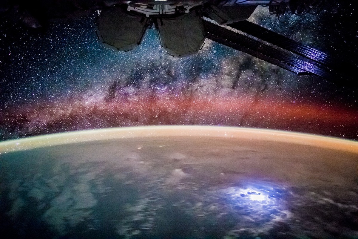 La Vía Láctea y estrellas visibles sobre el horizonte nocturno de la Tierra