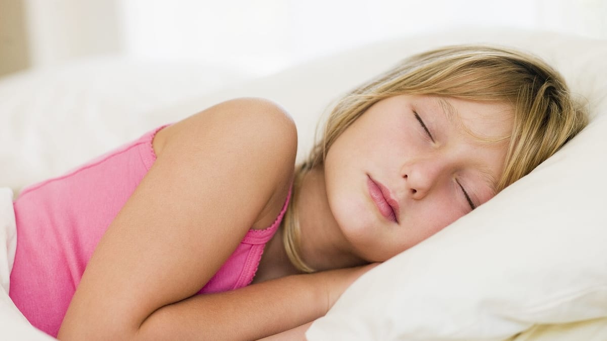 Persona durmiendo en una cama