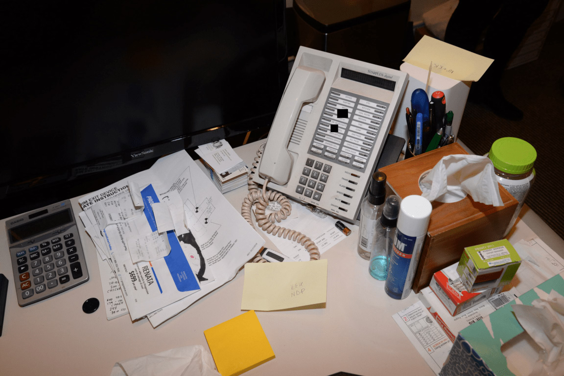Escritorio con papeles y calculadora durante una liquidación