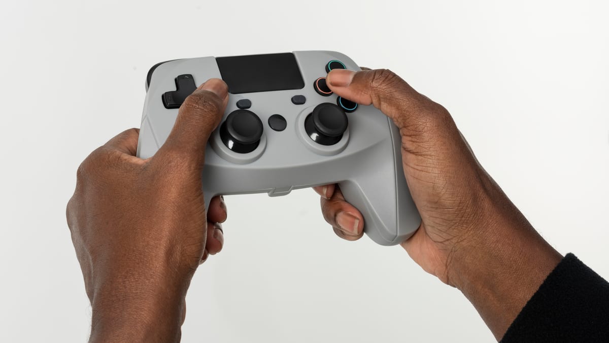 Manos sosteniendo un control de videojuegos
