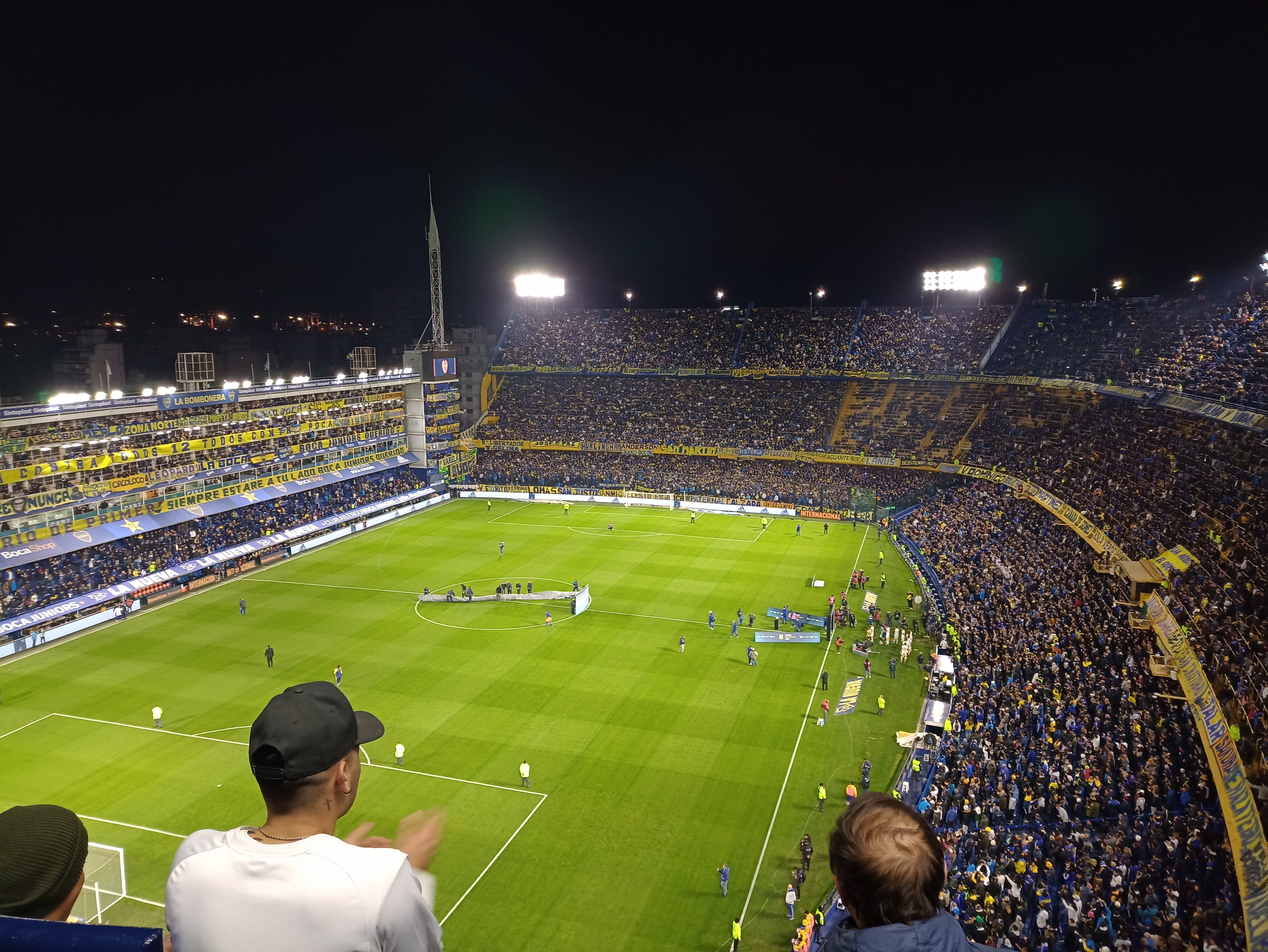 Tribunas de la Bombonera llenas de hinchas de Boca durante un partido nocturno