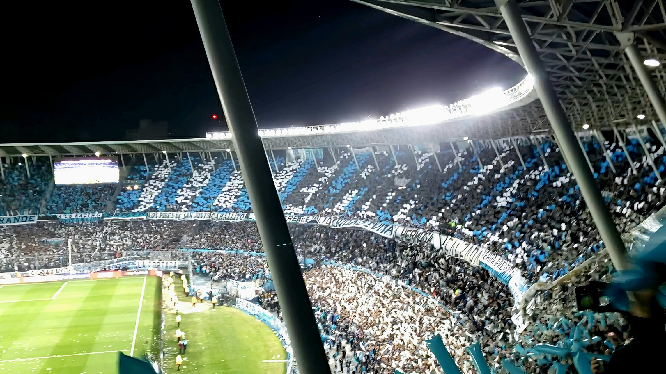 Hinchas de Racing con banderas celestes y blancas en el Cilindro