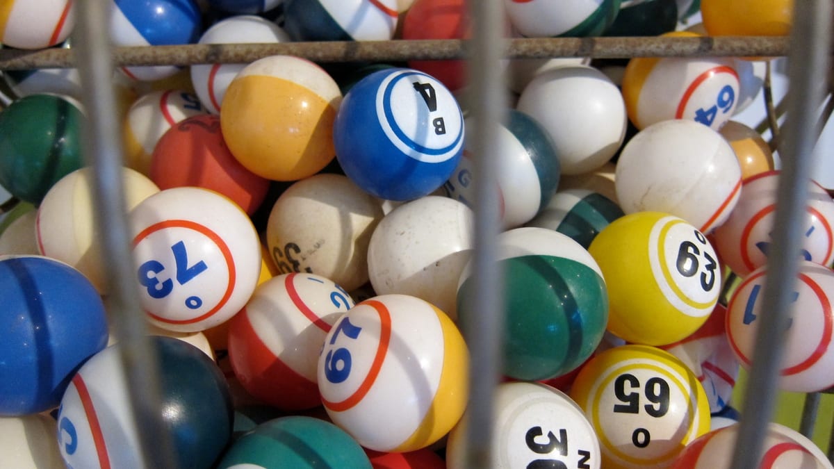 Bolillas numeradas dentro de un bolillero de sorteo
