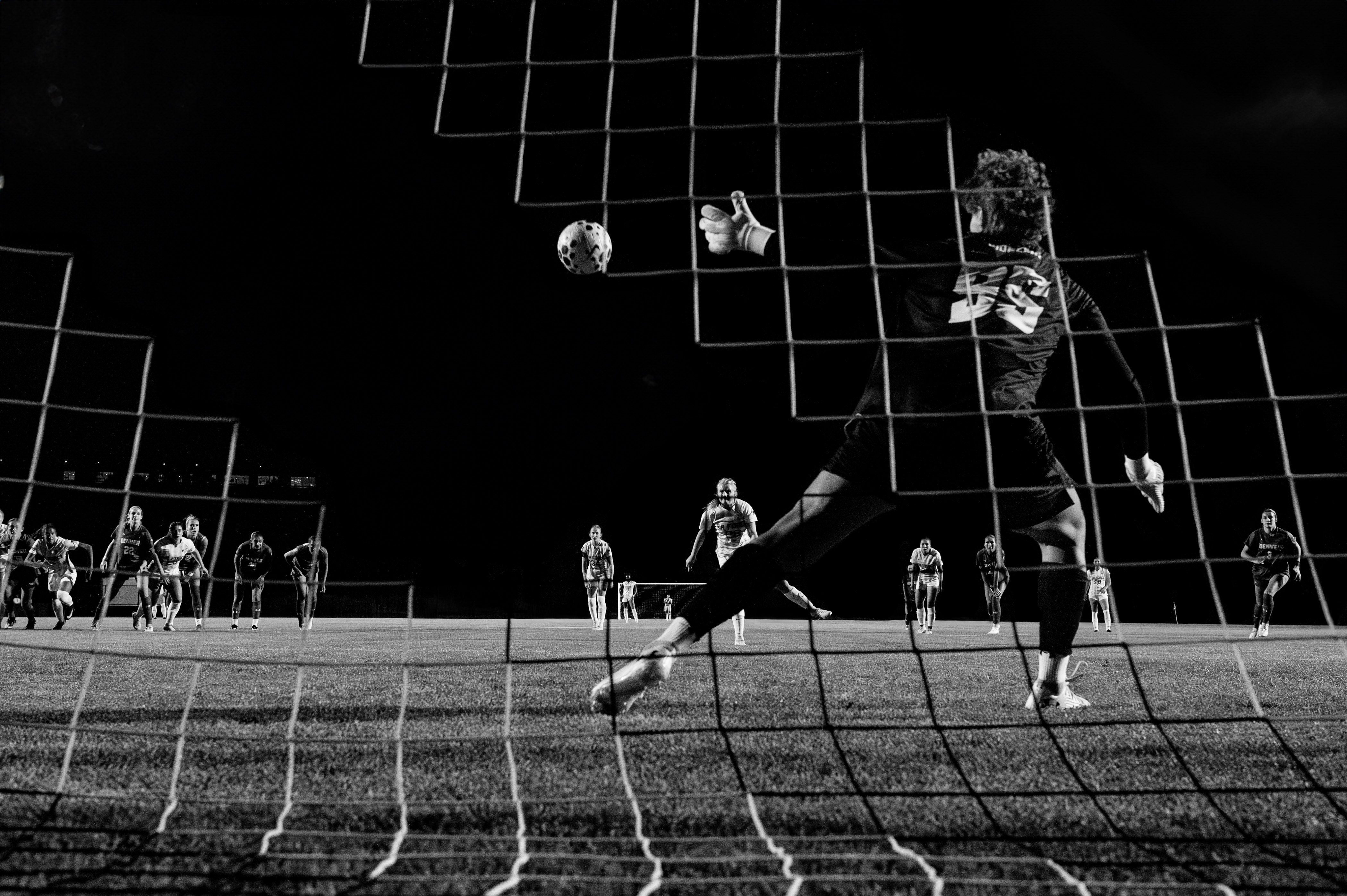 Futbolista ejecutando un penal