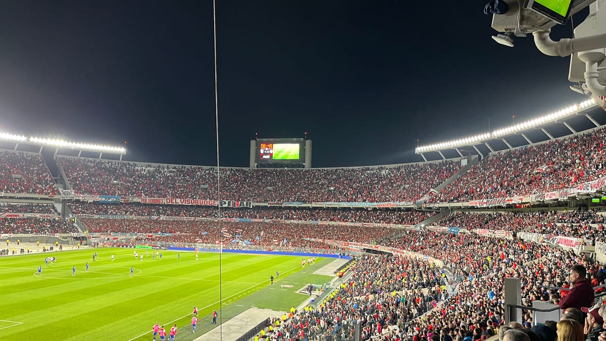 Vista del estadio Monumental lleno durante un partido nocturno de River Plate