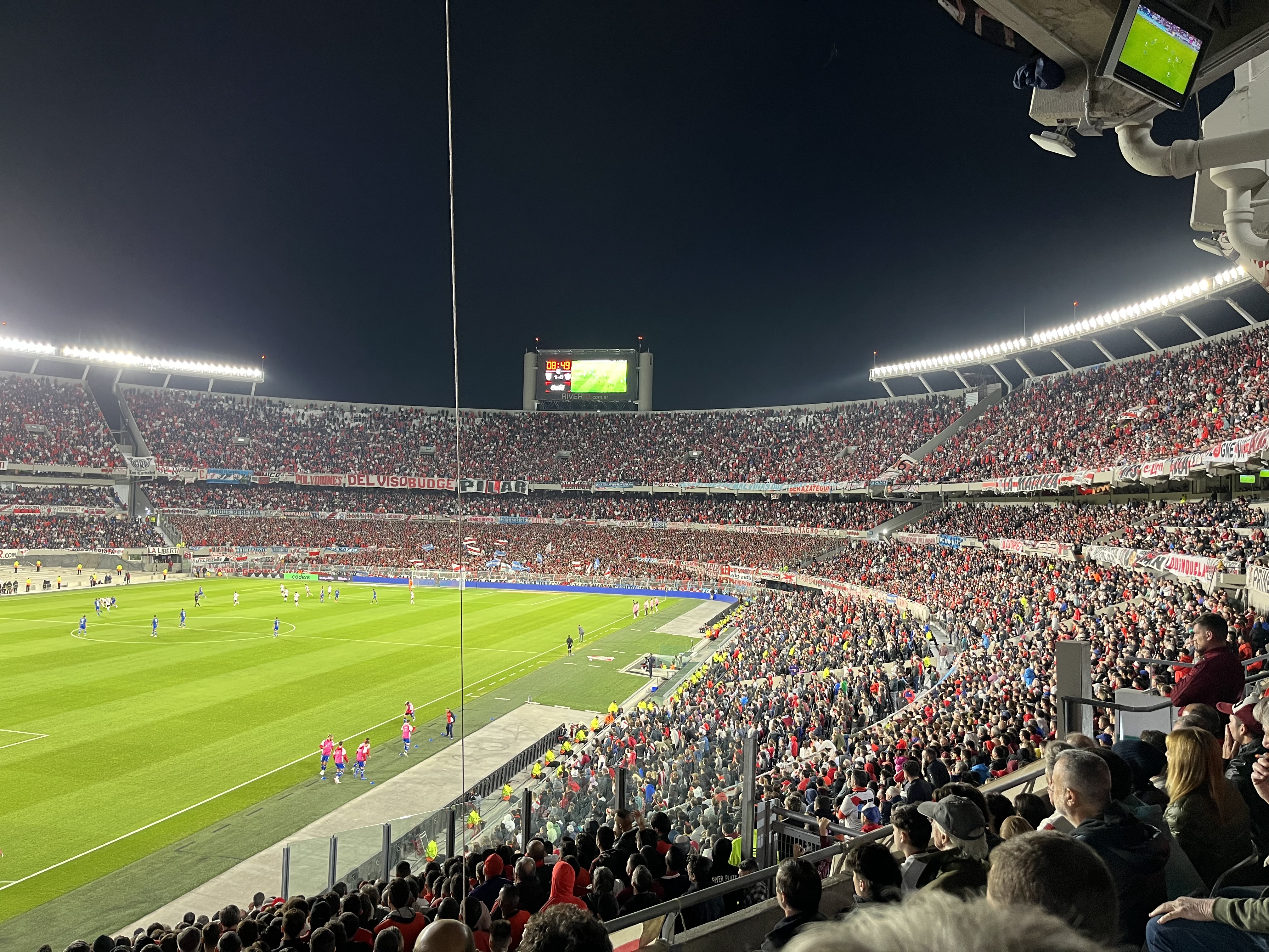 Vista del estadio Monumental lleno durante un partido nocturno de River Plate