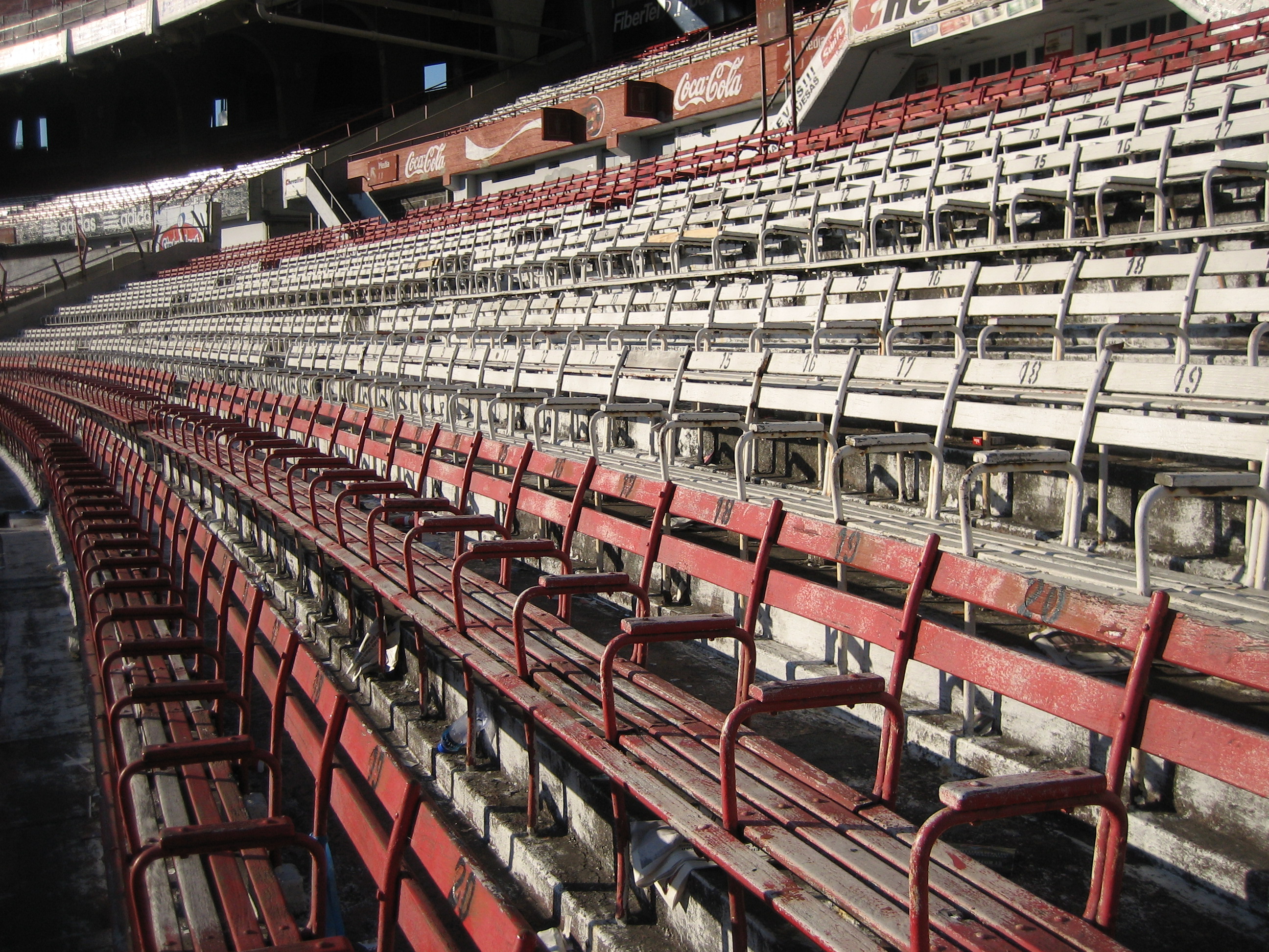 Tribunas rojas y blancas del estadio Monumental de River Plate
