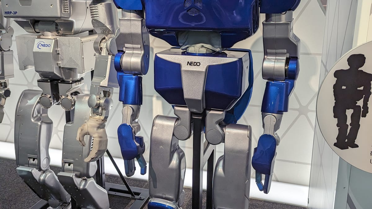 Robot humanoide real exhibido en un centro científico