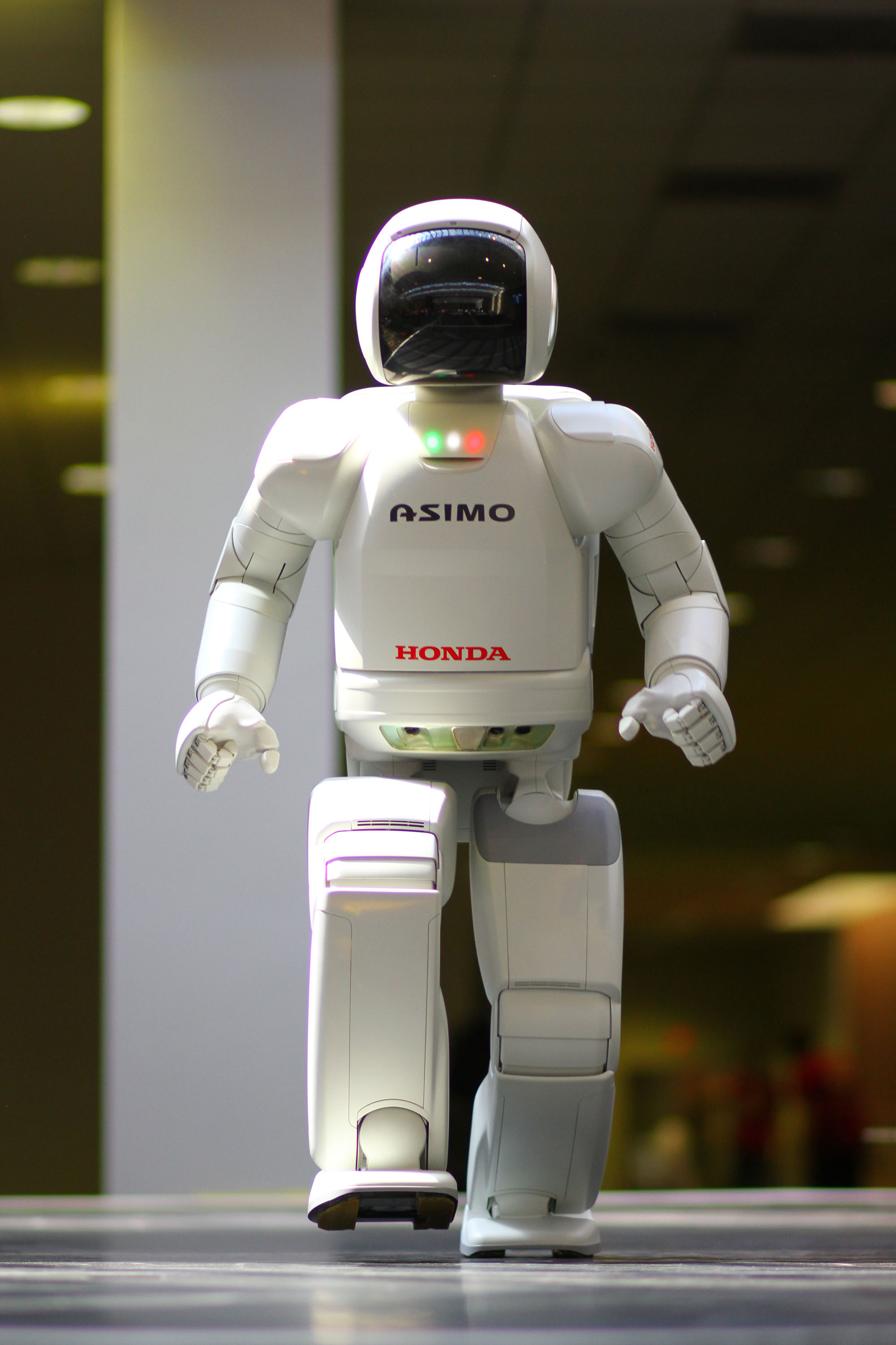 Robot humanoide ASIMO caminando en una demostración